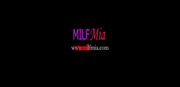  MILF Mia Plays With Her Dildo